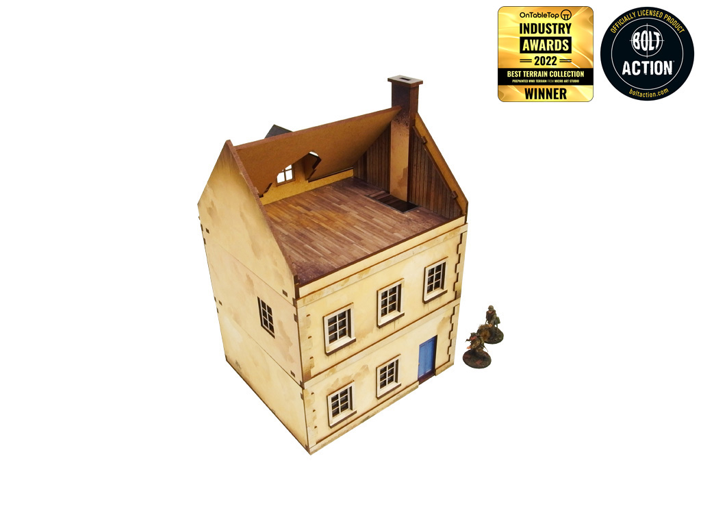 Normandy Townhouse 3 – zdjęty dach, puste poddasze z drewnianą podłogą i kominem, żołnierze WWII po prawej, 28mm Bolt Action
