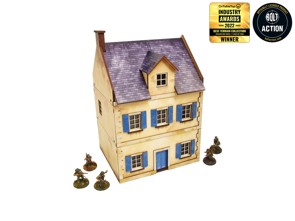 Normandy Townhouse 3 – widok frontowy z niebieskimi okiennicami i fioletowym dachem z lukarnami, żołnierze WWII po bokach, 28mm Bolt Action
