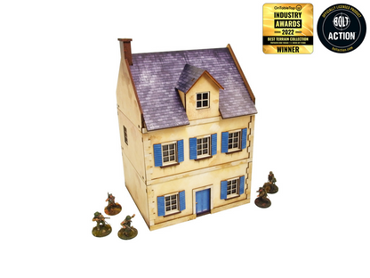 Normandy Townhouse 3 – widok frontowy z niebieskimi okiennicami i fioletowym dachem z lukarnami, żołnierze WWII po bokach, 28mm Bolt Action
