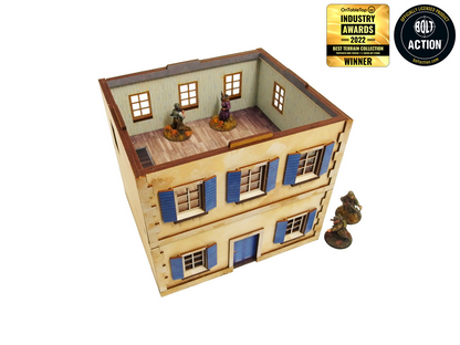 Normandy Townhouse 3 – zdjęty dach odsłania 2. piętro z szarymi ścianami i drewnianą podłogą, figurki w środku, 28mm Bolt Action
