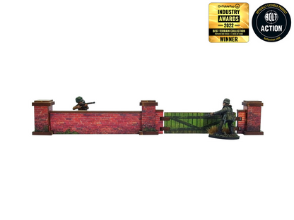 Normandy Wall w. Gate Low – widok boczny na sekcję muru z zamkniętą zieloną bramą i żołnierzem za murem, 28mm Bolt Action

