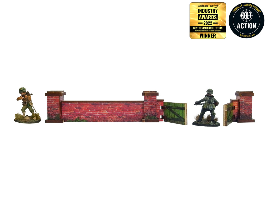 Normandy Wall w. Gate Low – widok boczny na sekcję muru z otwartą zieloną bramą i żołnierzami po obu stronach, 28mm Bolt Action
