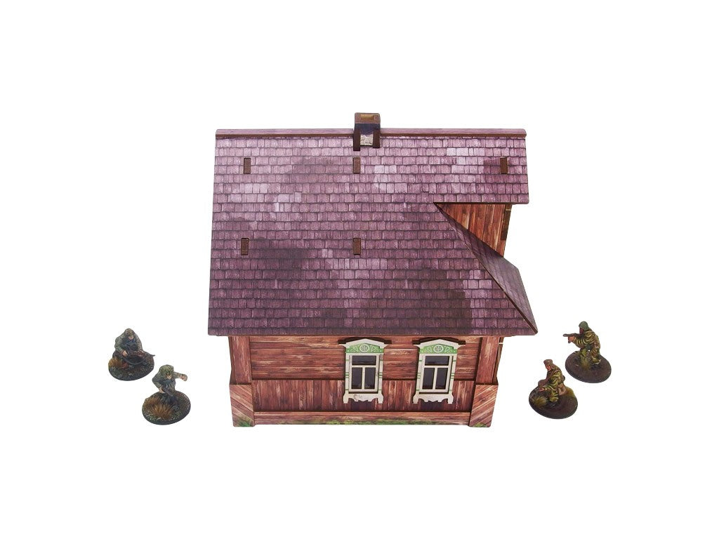 Ostfront Village Forester's Dacha – widok z przodu na dwa okna z ozdobnymi framugami i dach z przybudówką, żołnierze po bokach, 28mm Bolt Action

