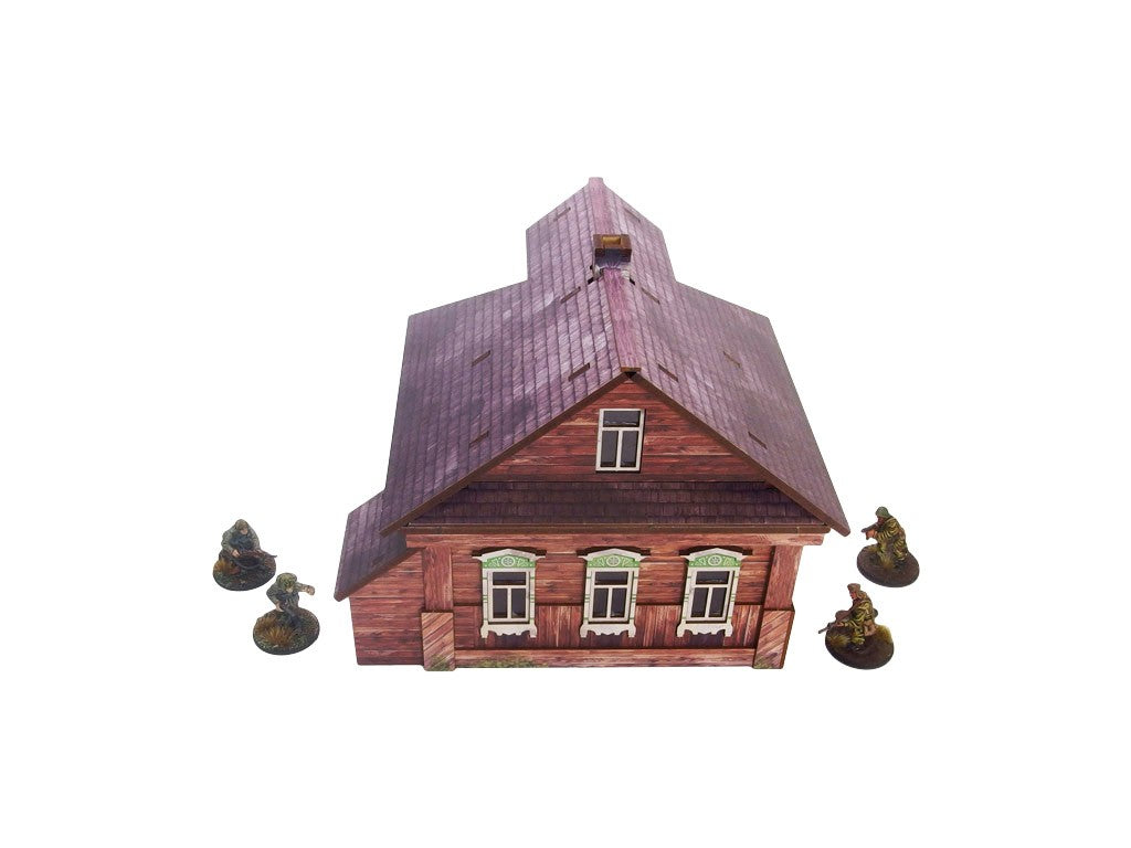 Ostfront Village Forester's Dacha – widok z przodu na trzy okna parteru z ozdobnymi framugami i lukarnę, żołnierze po bokach, 28mm Bolt Action
