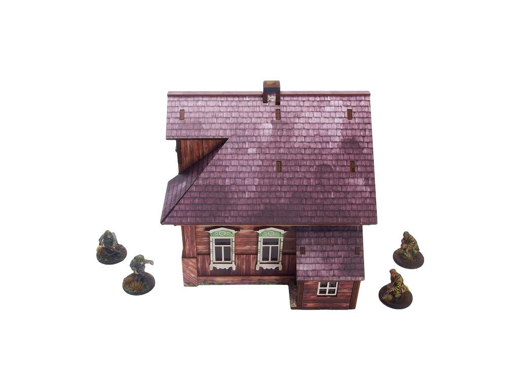 Ostfront Village Forester's Dacha – widok z przodu na dwa okna i przybudówkę z dachem, żołnierze po bokach, 28mm Bolt Action

