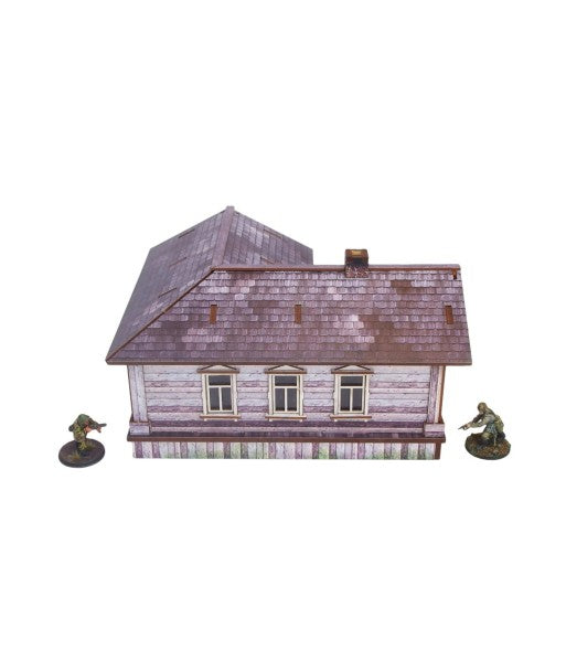 Ostfront Village Iwan's House – widok z przodu na trzy okna z ozdobnymi framugami i dach z kominem, żołnierze po bokach, 28mm Bolt Action
