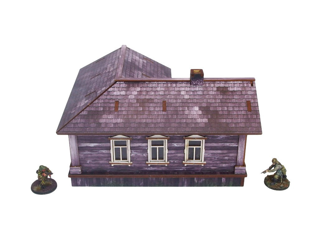 Ostfront Village Maria's House – widok z przodu na trzy okna i dach z kominem, żołnierze po bokach, 28mm Bolt Action

