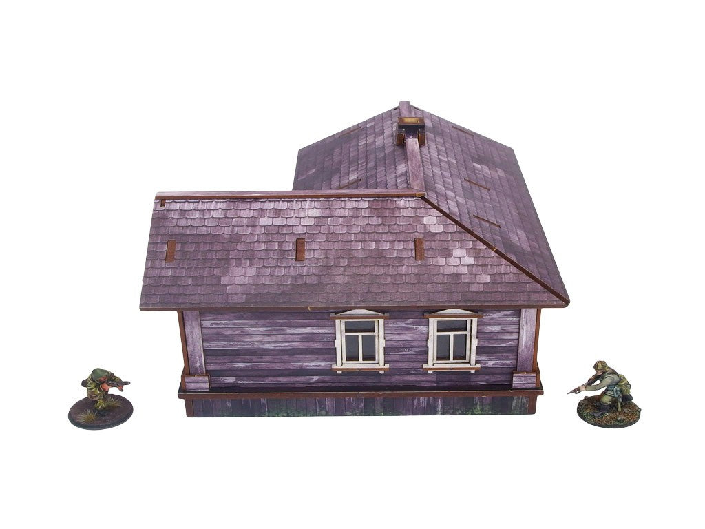 Ostfront Village Maria's House – widok boczny na dwa okna i dach w kształcie L, żołnierze po bokach, 28mm Bolt Action

