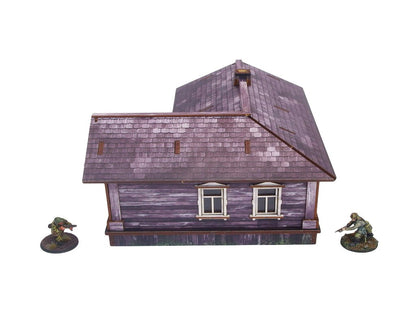 Ostfront Village Maria's House – widok boczny na dwa okna i dach w kształcie L, żołnierze po bokach, 28mm Bolt Action
