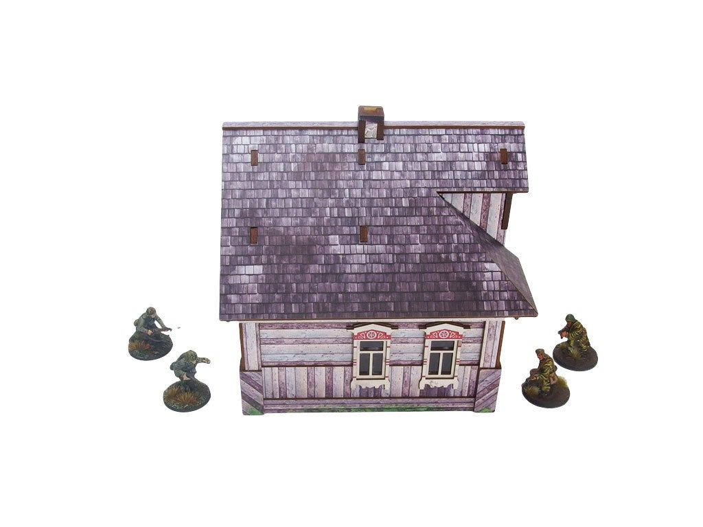 Ostfront Village Whitewashed Dacha – widok z przodu na dwa okna z ozdobnymi framugami i dach z przybudówką, żołnierze po bokach, 28mm Bolt Action

