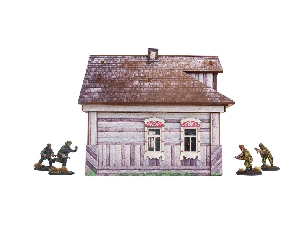Ostfront Village Whitewashed Dacha – widok z przodu na dwa okna z ozdobnymi framugami i dach z kominem, żołnierze po bokach, 28mm Bolt Action
