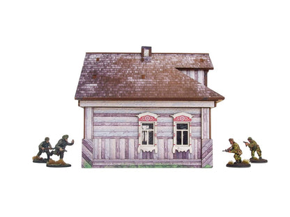 Ostfront Village Whitewashed Dacha – widok z przodu na dwa okna z ozdobnymi framugami i dach z kominem, żołnierze po bokach, 28mm Bolt Action
