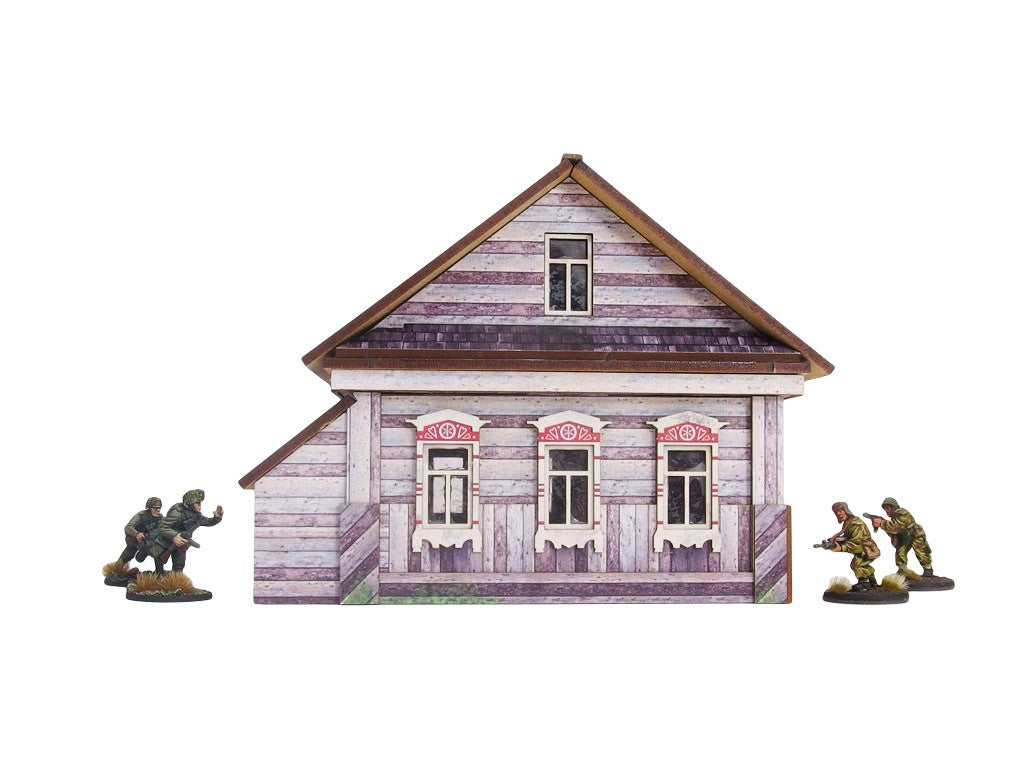 Ostfront Village Whitewashed Dacha – widok z przodu na trzy okna z ozdobnymi framugami i lukarnę, żołnierze po bokach, 28mm Bolt Action
