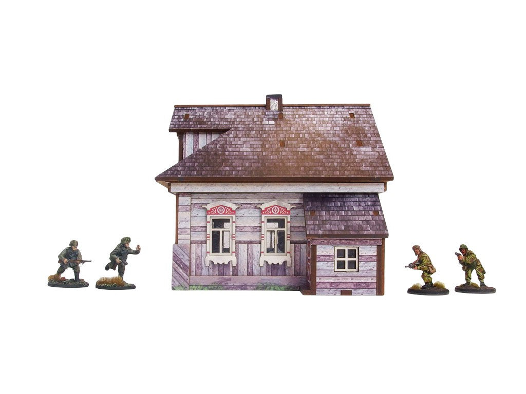 Ostfront Village Whitewashed Dacha – widok z przodu na dwa okna z ozdobnymi framugami i przybudówkę, żołnierze po bokach, 28mm Bolt Action
