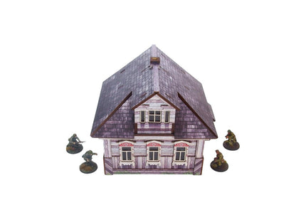 Ostfront Village Whitewashed Dacha – widok z przodu na trzy okna parteru i lukarnę na poddaszu, żołnierze po bokach, 28mm Bolt Action

