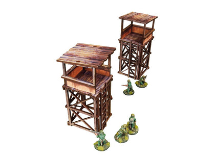 WW2 Pacific Guard Tower (2) PREPAINTED – dwie zmontowane wieże strażnicze, widok izometryczny: pierwsza wieża na pierwszym planie z bambusowym dachem i otwartą platformą, druga w tle, pięć figurek żołnierzy 28mm Bolt Action wokół, białe tło
