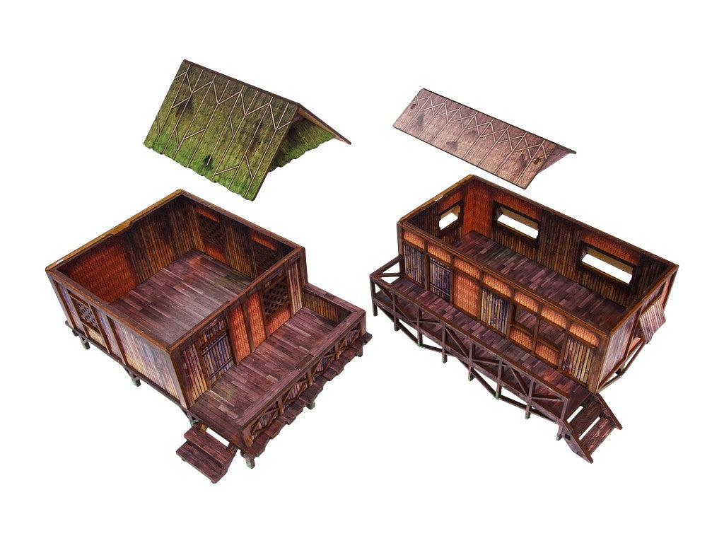 WW2 Pacific Jungle Huts (2) PREPAINTED – dwie chaty dżunglowe z zdjętymi dachami, widoczne wnętrza budynków na palach z UV-drukowanymi deskami podłogi i ścianami, białe tło
