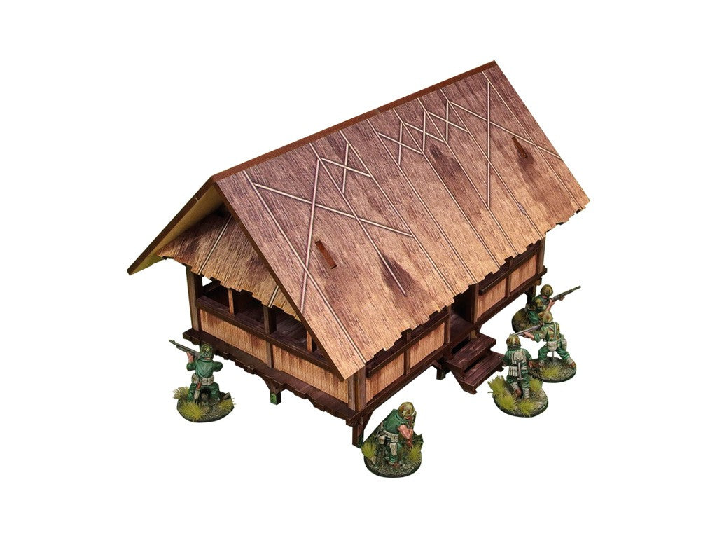 WW2 Pacific Kitchen (1) PREPAINTED – zmontowana kuchnia dżunglowa na palach, widok z góry pod kątem: dach ze strzechy w rombowy wzór, bambusowe ściany z werandą, pięć figurek żołnierzy 28mm Bolt Action wokół budynku, białe tło
