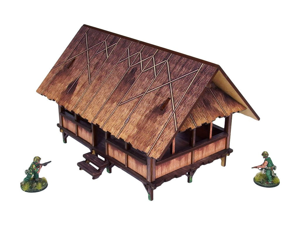 WW2 Pacific Kitchen (1) PREPAINTED – zmontowana kuchnia dżunglowa na palach, widok z góry pod kątem: dach ze strzechy w rombowy wzór, bambusowe ściany z werandą i schodami, dwie figurki żołnierzy 28mm Bolt Action, białe tło
