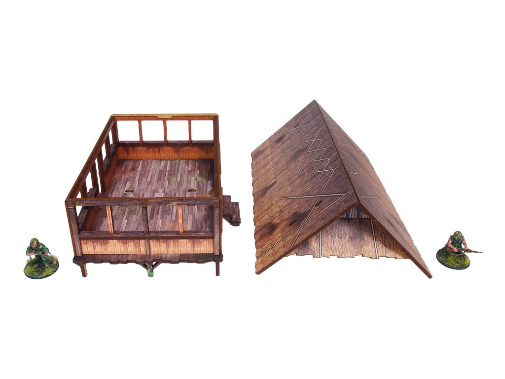 WW2 Pacific Kitchen (1) PREPAINTED – kuchnia dżunglowa ze zdjętym dachem, widok z boku: platforma na palach z balustradą i bambusowymi ścianami, obok spiczasty dach ze strzechy, dwie figurki żołnierzy 28mm, białe tło
