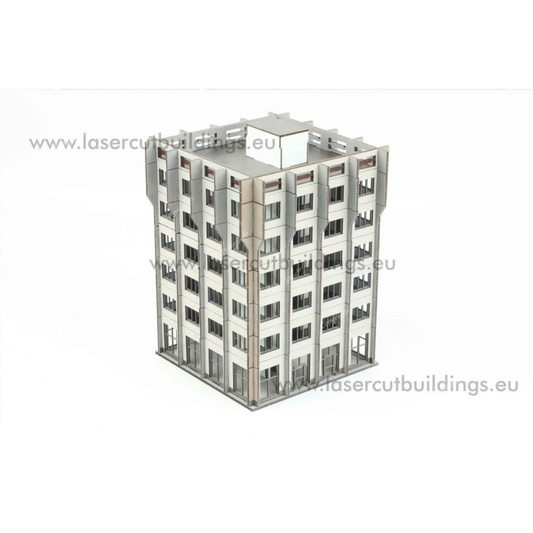 Budynek biurowy II LBHP0356 – widok izometryczny z przodu na 8-piętrowy biurowiec w kolorze białym z szarymi kolumnami i tarasem na dachu, prepainted, 28mm Laser Cut Buildings
