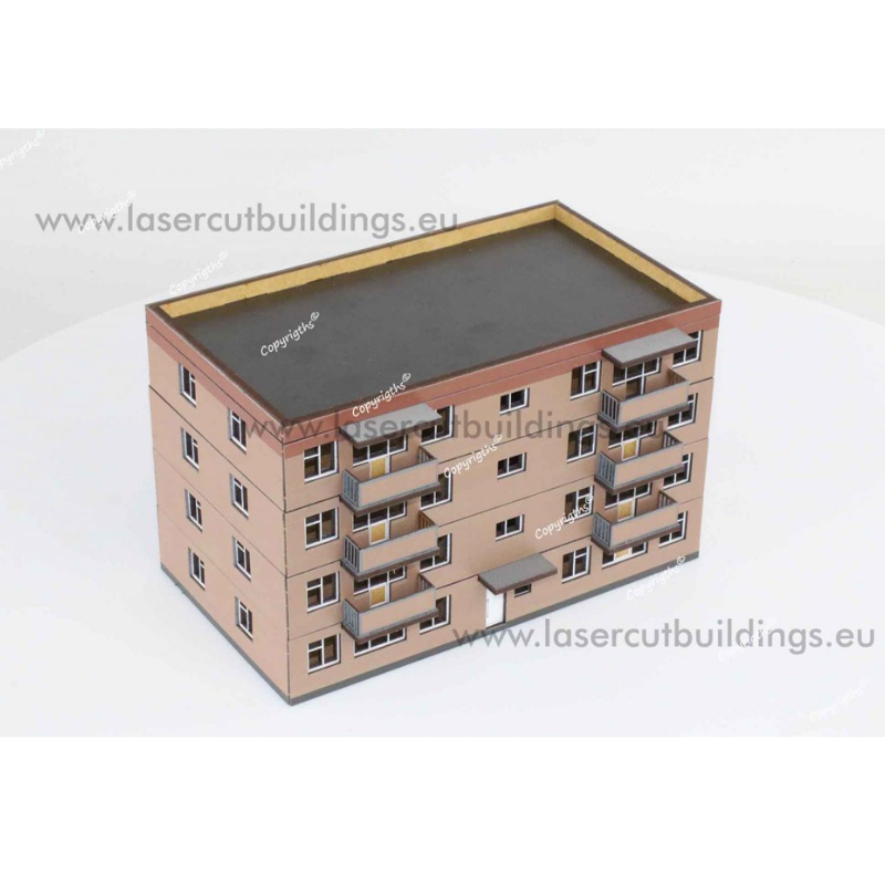 Blok z balkonami II LBHP0056a – widok izometryczny na 4-piętrowy blok w kolorze łososiowym z balkonami i płaskim dachem, prepainted, 28mm Laser Cut Buildings

