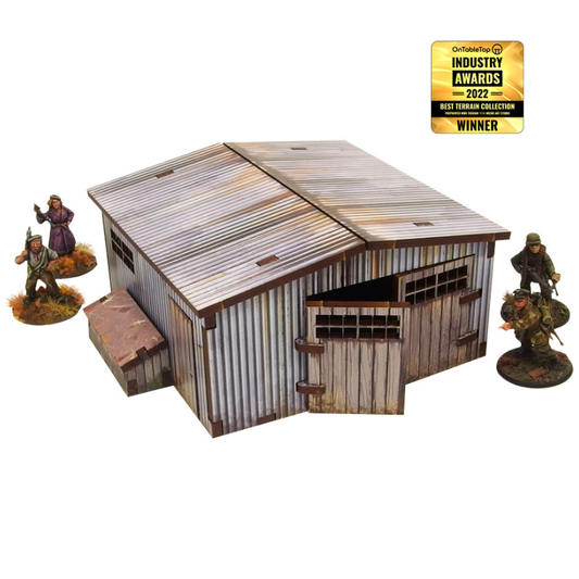 Normandy Large Tin Shed – widok izometryczny z otwartym dachem i drzwiami, cywile i żołnierze WWII dla skali, 28mm Bolt Action
