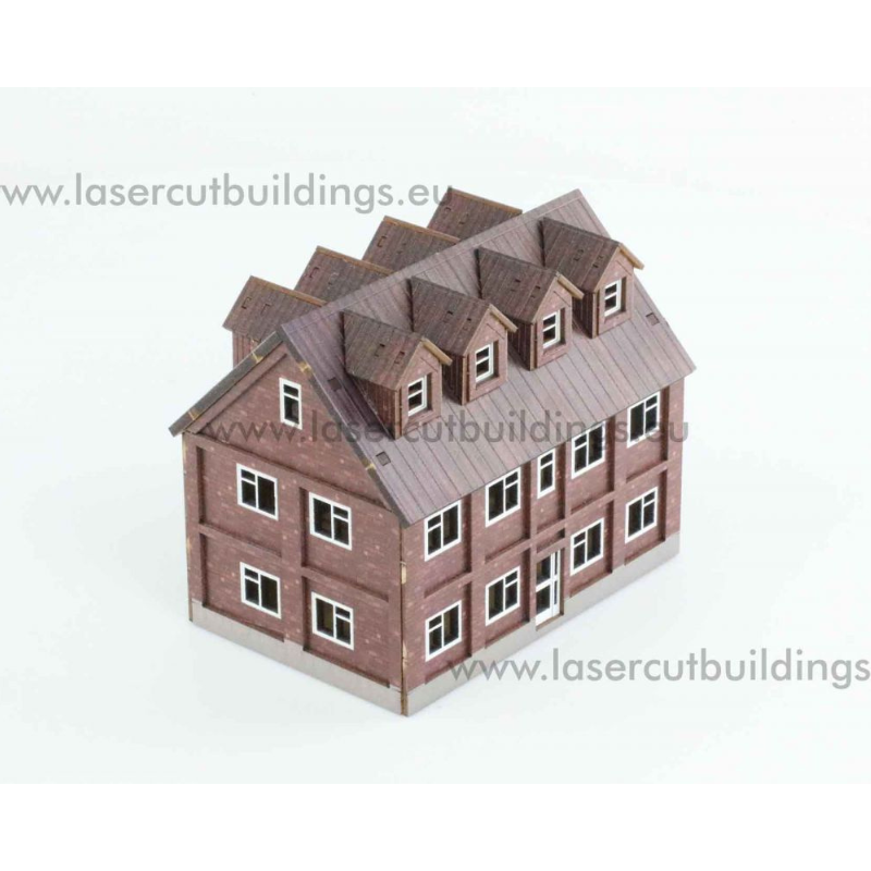 Budynek fabryczny narożny LBHP0014b – widok izometryczny z przodu na 2-piętrowy budynek ceglany z dachem mansardowym i 4 lukarnami, prepainted, 28mm Laser Cut Buildings
