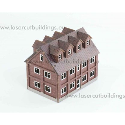 Budynek fabryczny narożny LBHP0014b – widok izometryczny z przodu na 2-piętrowy budynek ceglany z dachem mansardowym i 4 lukarnami, prepainted, 28mm Laser Cut Buildings
