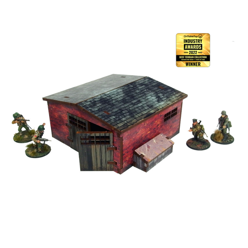Normandy Large Brick Shed – widok izometryczny z otwartymi drzwiami i zdejmowanym dachem, 4 żołnierze WWII dla skali, nagroda Industry Awards 2022, 28mm Bolt Action
