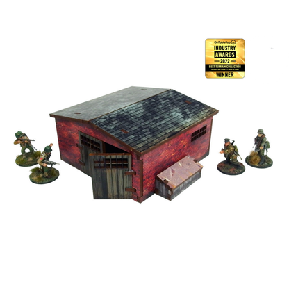 Normandy Large Brick Shed – widok izometryczny z otwartymi drzwiami i zdejmowanym dachem, 4 żołnierze WWII dla skali, nagroda Industry Awards 2022, 28mm Bolt Action
