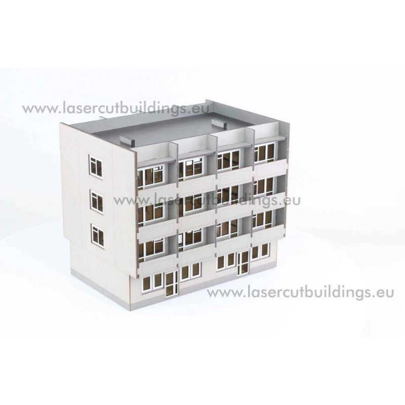 Blok z balkonami LBHP0010 – widok izometryczny z przodu na 4-piętrowy blok w kolorze białym z balkonami i płaskim dachem, prepainted, 28mm Laser Cut Buildings
