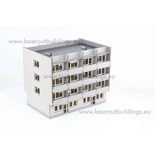Blok z balkonami LBHP0010 – widok izometryczny z przodu na 4-piętrowy blok w kolorze białym z balkonami i płaskim dachem, prepainted, 28mm Laser Cut Buildings
