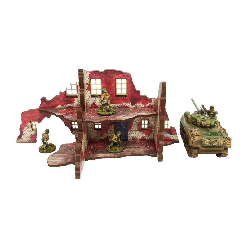 Normandy Ruined Large House 2 – złożone ruiny 2-poziomowe z niebieskimi drzwiami, żołnierze WWII na piętrze i parterze, czołg Sherman dla skali, 28mm Bolt Action
