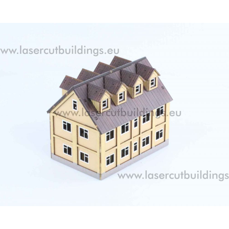 Budynek fabryczny narożny LBHP0014b – widok izometryczny z przodu na 2-piętrowy budynek w kolorze kremowym z dachem mansardowym i 4 lukarnami, prepainted, 28mm Laser Cut Buildings
