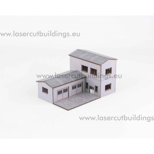 Budynek warsztatowy LBHP0012 – widok izometryczny z przodu na 2-piętrowy budynek z halą garażową i 3 bramami, prepainted szary tynk, 28mm Laser Cut Buildings

