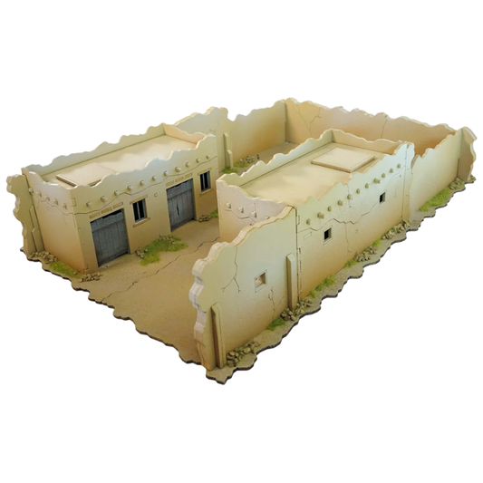 Skirmish Compound Bravo A040 – widok izometryczny z góry na złożony kompound: 2 budynki z płaskimi dachami i mur otaczający dziedziniec, surowe MDF, 28mm Sarissa Precision
