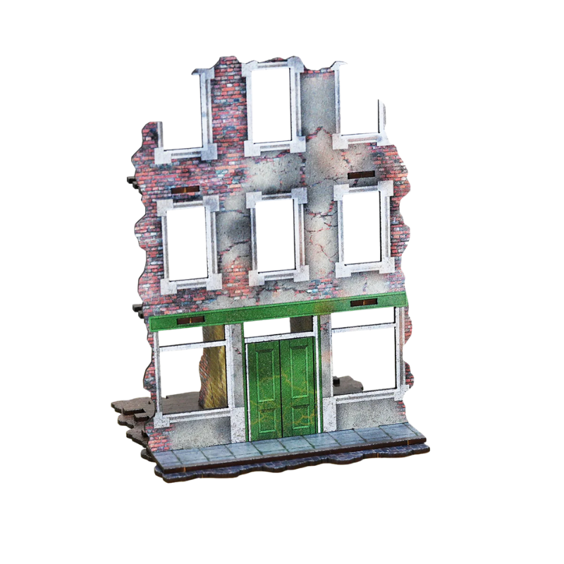 Destroyed City Shop Front N464C – widok izometryczny z przodu na ruinę 3-piętrowej kamienicy sklepowej: ceglana fasada z zielonymi drzwiami i pustymi oknami, kolorowy nadruk CMYK, 28mm Sarissa Precision
