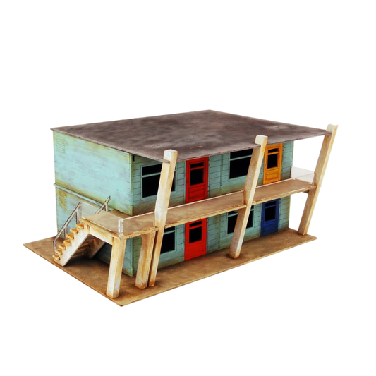 Motel Rooms Left P005 28mm MDF - Pokoje Motelu Lewe - surowy MDF widok z boku z balkonem Sarissa Precision
