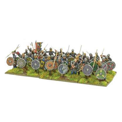 Viking Hirdmen 102013101 – 32 pomalowane plastikowe figurki wikińskich hirdmenów w kolczugach i hełmach normandzkich z okrągłymi tarczami w kolorowych wzorach nordyckich i włóczniami, ustawieni w szyku bojowym, 28mm Hail Caesar Warlord Games
