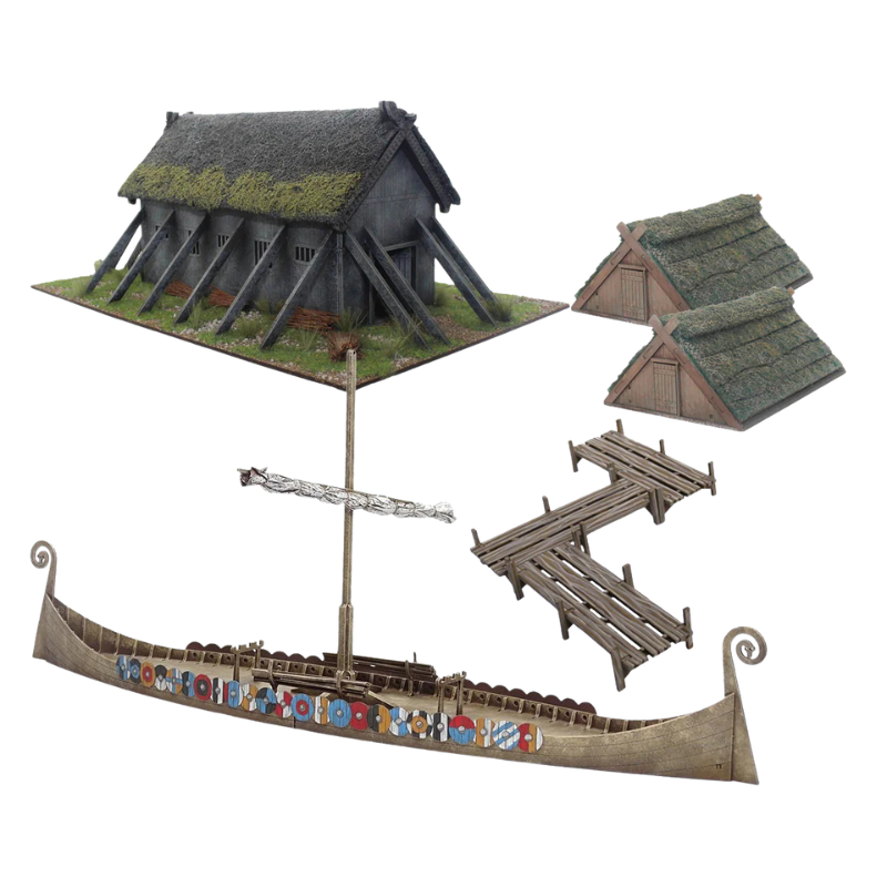 Viking Settlement J049 – widok zestawu: długi dom wikingów z dachem krytym strzechą, dwa mniejsze domy A-frame, drakkar z kolorowymi tarczami i 3 sekcje pomostu, pomalowane MDF, 28mm Sarissa Precision
