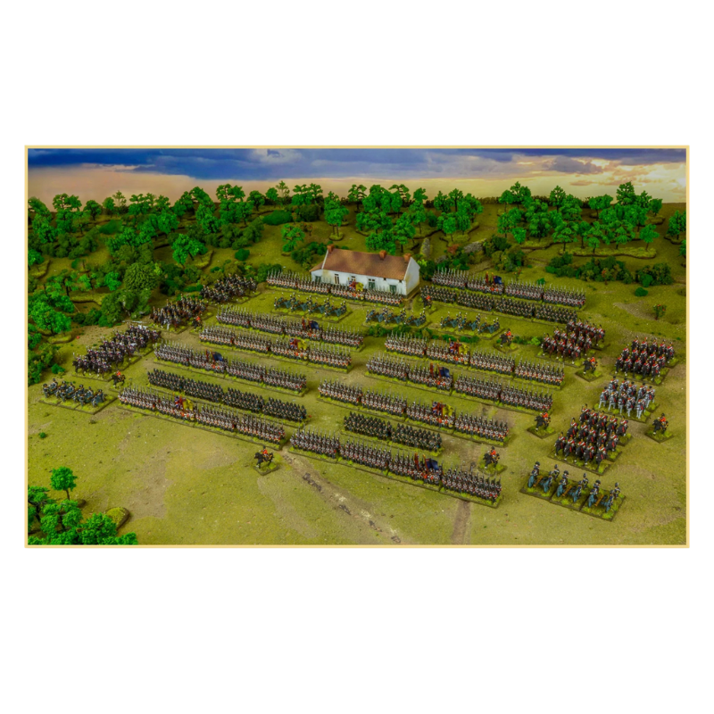 Black Powder Epic Battles Waterloo Wellington's British Army Starter Set - panorama rozstawionej armii brytyjskiej: 10 regimentów piechoty liniowej w czerwonych mundurach, 3 jednostki 95th Rifles, 5 jednostek kawalerii, 16 armat i 9 dowódców brygad ustawionych na zielonym stole z drzewami i budynkiem La Belle Alliance MDF w centrum - Warlord Games 311511001
