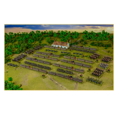 Black Powder Epic Battles Waterloo Wellington's British Army Starter Set - panorama rozstawionej armii brytyjskiej: 10 regimentów piechoty liniowej w czerwonych mundurach, 3 jednostki 95th Rifles, 5 jednostek kawalerii, 16 armat i 9 dowódców brygad ustawionych na zielonym stole z drzewami i budynkiem La Belle Alliance MDF w centrum - Warlord Games 311511001
