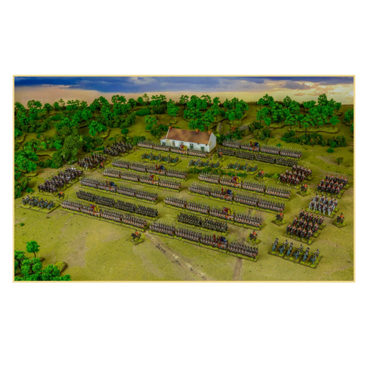 Black Powder Epic Battles Waterloo Wellington's British Army Starter Set - panorama rozstawionej armii brytyjskiej: 10 regimentów piechoty liniowej w czerwonych mundurach, 3 jednostki 95th Rifles, 5 jednostek kawalerii, 16 armat i 9 dowódców brygad ustawionych na zielonym stole z drzewami i budynkiem La Belle Alliance MDF w centrum - Warlord Games 311511001
