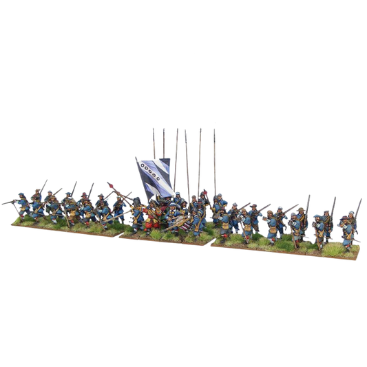 Infantry Regiment Pike & Shotte - 40 pomalowanych figurek piechoty XVII-wiecznej w niebieskich mundurach na zielonych podstawkach w trzech rzędach - pikinierzy z długimi pikami, muszkieterzy z muszkietami, chorąży z biało-szarą flagą i oficer w czerwonym stroju - Warlord Games WGP-22
