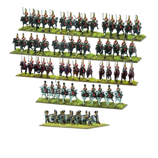 Black Powder Epic Battles Waterloo British Heavy Cavalry Brigade - 5 pomalowanych podstawek kawalerii brytyjskiej na białym tle: 3 rzędy Heavy Dragoons w czerwonych mundurach na ciemnych koniach z szablami, 1 rząd Scots Greys w czerwonych mundurach na siwych koniach oraz podstawka Royal Horse Artillery z 3 armatami i obsługą w czarnych mundurach - Warlord Games 312001003
