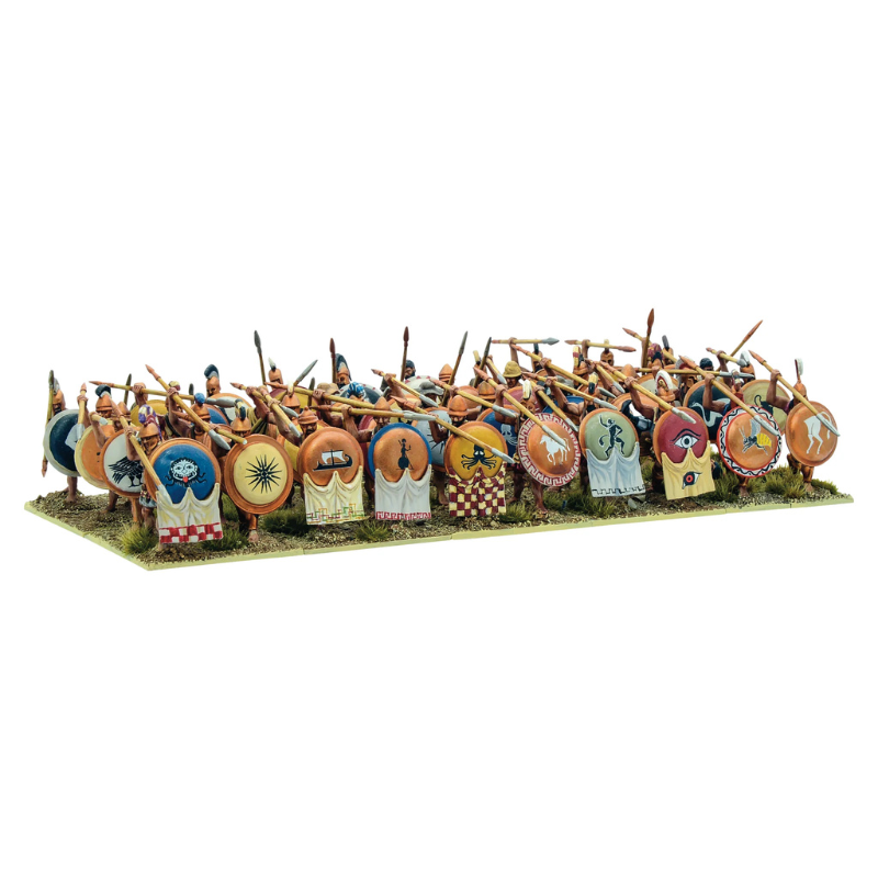 Later Greek Hoplites WGH-GR-03 – ok. 40 pomalowanych plastikowych hoplitów greckich z długimi włóczniami dory i kolorowymi tarczami aspis z motywami mitologicznymi, widok z przodu pod kątem, 28mm Hail Caesar Warlord Games
