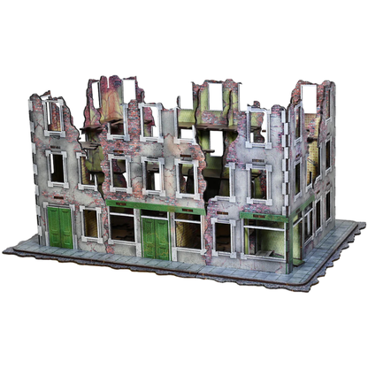 Destroyed City Block B N472BC – widok izometryczny z przodu na kompletny blok 200x300mm: 6 sekcji ruin 3-piętrowych kamienic z zielonymi drzwiami i pustymi oknami, kolorowy nadruk CMYK, 28mm Sarissa Precision

