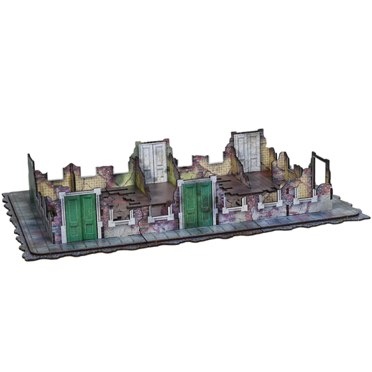 Destroyed City Block C N473BC – widok izometryczny z przodu na kompletny blok 200x300mm: 6 niskich sekcji parteru z zielonymi drzwiami, ceglane mury z pęknięciami i chodnik, kolorowy nadruk CMYK, 28mm Sarissa Precision
