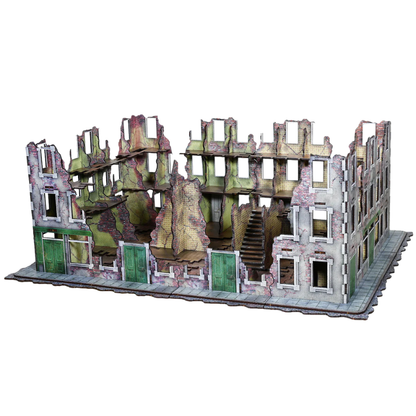 Destroyed City Block D N474BC – widok izometryczny z przodu na kompletny blok 400x300mm: pełna pierzeja zniszczonych kamienic i sklepów z zielonymi drzwiami, schody i niskie mury parteru, kolorowy nadruk CMYK, 28mm Sarissa Precision
